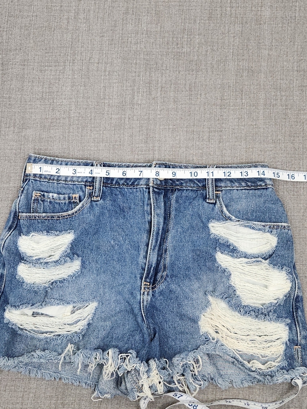 Hollister Ultra High-Rise Vintage Relaxed Mom Distressed Style Short. 100%Cotton - Picture 5 of 8